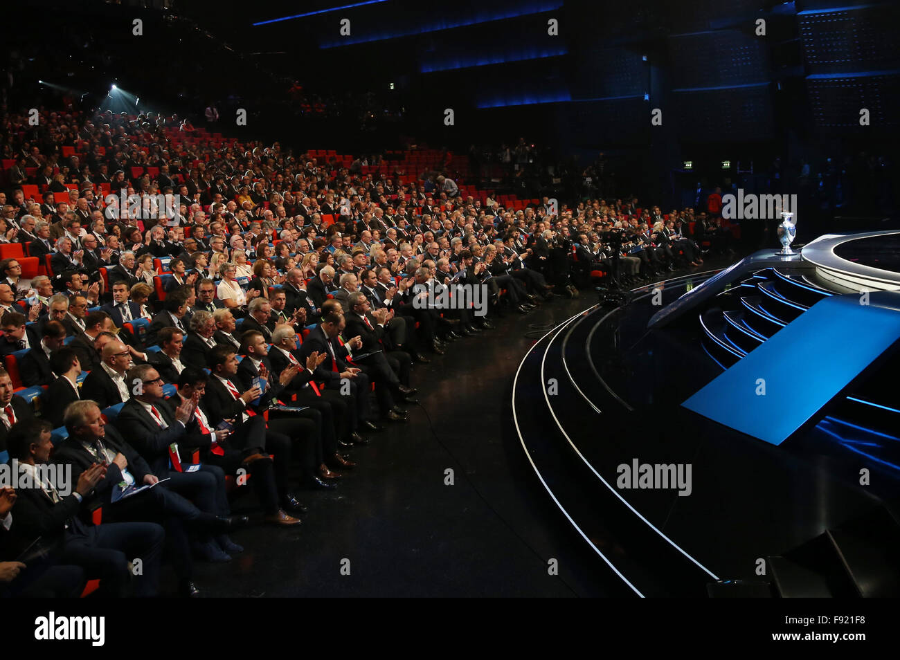 Paris, France. Dec 12, 2015. Le trophée (r) se tient sur la scène pendant l'UEFA EURO 2016 tirage final, cérémonie au Palais des Congrès à Paris, France, 12 décembre 2015. L'UEFA EURO 2016 de football aura lieu du 10 juin au 10 juillet 2016 en France. Photo : Christian Charisius/dpa/Alamy Live News Banque D'Images