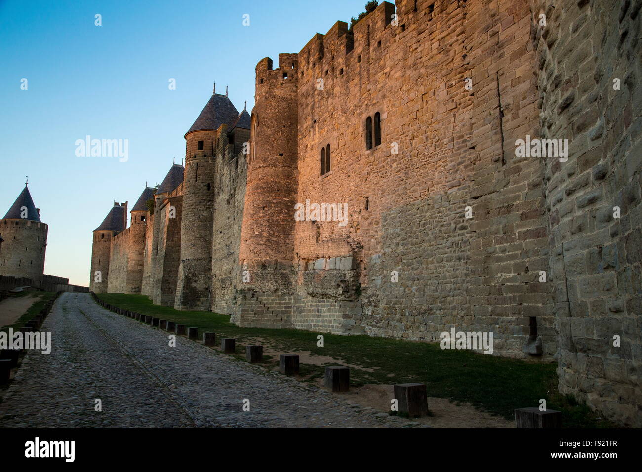 L'enceinte fortifiée de Carcassonne à l'aube, au sud-ouest de la France Banque D'Images