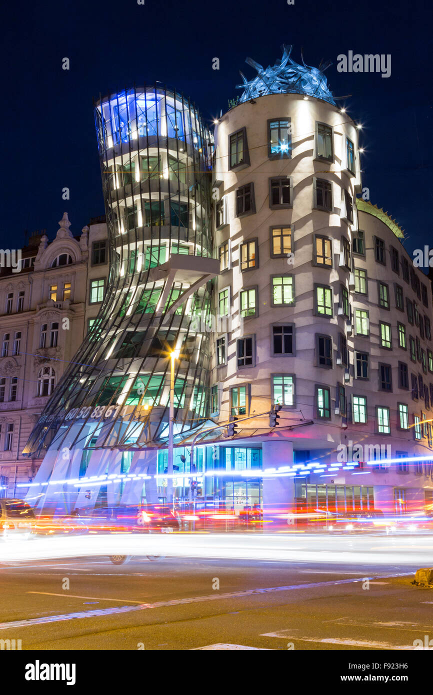 Maison dansante à Prague République tchèque l'exposition longue Banque D'Images