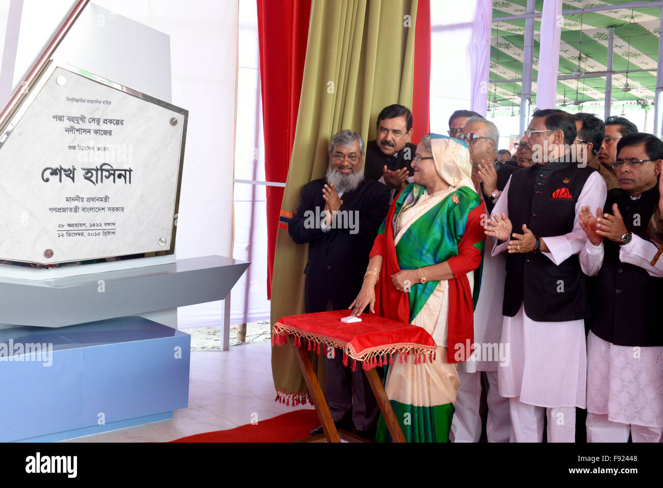 Dhaka. 13 Décembre, 2015. Le Premier Ministre du Bangladesh Sheikh Hasina (2L, à l'avant) inaugure les travaux principaux de la pays le plus grand projet de pont Padma en dévoilant sa plaque de fondation à Dhaka, Bangladesh, le 12 décembre 2015. © Xinhua/Alamy Live News Banque D'Images