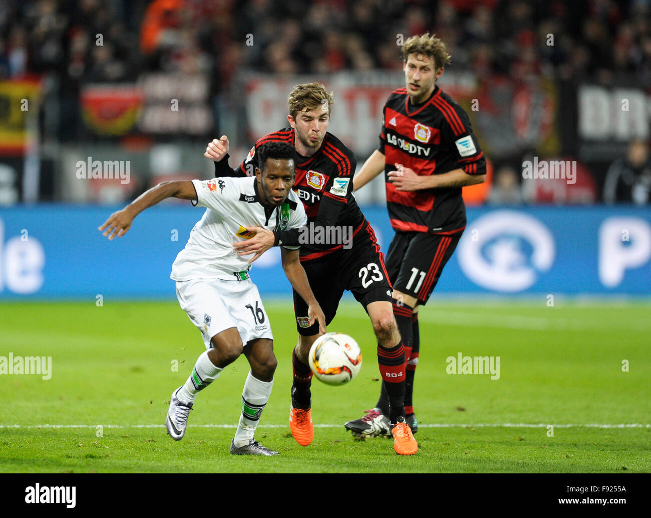 12.12. .2015, BayArena Leverkusen, 1. Fussball Bundesliga 18. Spieltag, Bayer Leverkusen 04 vs Borussia Mönchengladbach ----- v.li. : Ibrahima Traore, Christoph Kramer, Stefan Kießling (Kiessling) Credit : kolvenbach/Alamy Live News Banque D'Images