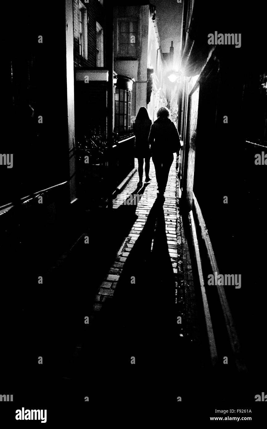 Ruelle sombre éclairé Black Lion Lane, dans la région de Brighton Lanes ville dangereux de marcher la nuit pour les femmes Banque D'Images