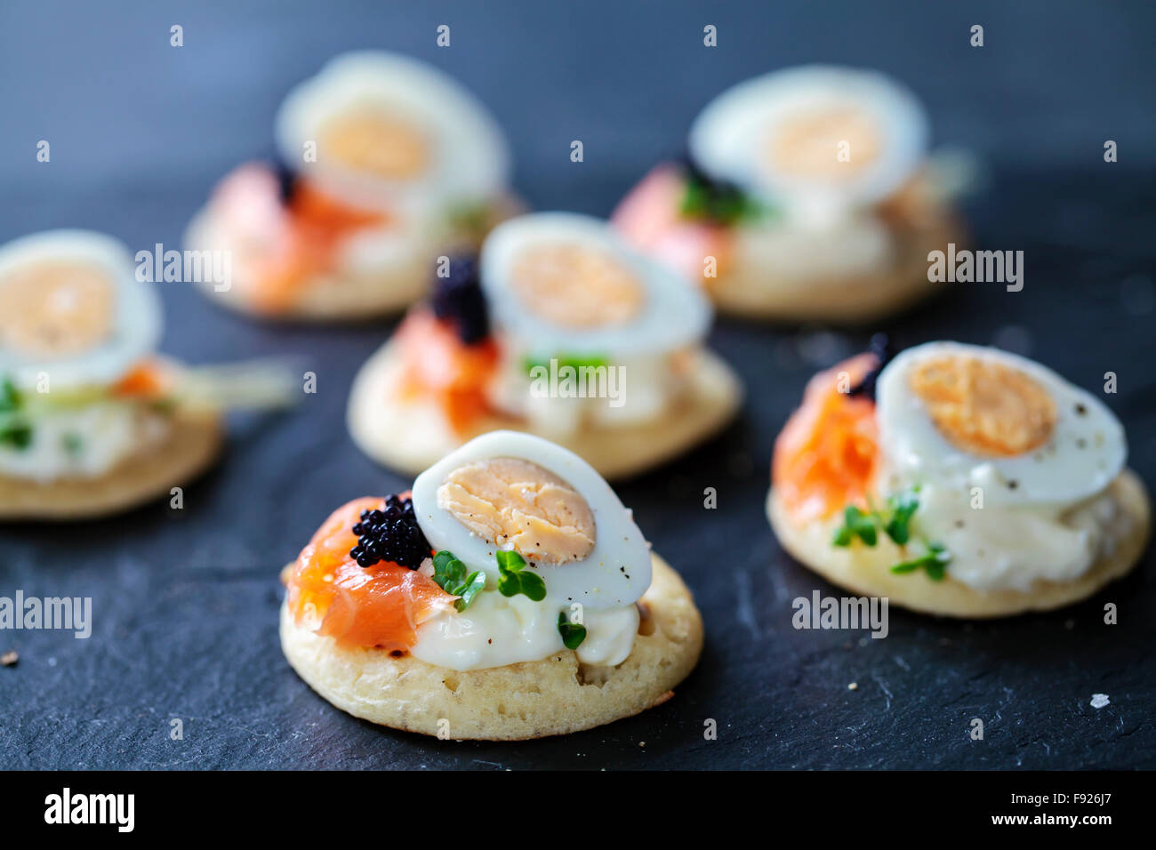 Cuisine de fête, blinis au saumon, oeuf de caille et caviar Banque D'Images