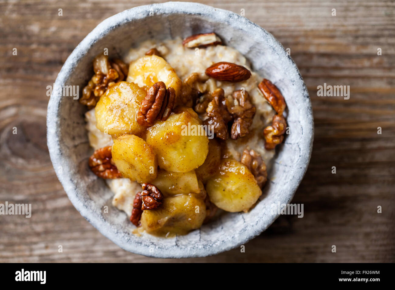 Porridge avec banane caramélisée et écrous Banque D'Images