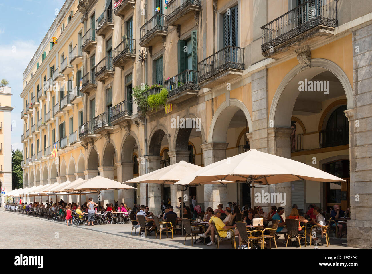 Restaurants sur la Plaça de la Independència, Vieille Ville, Gérone (Barcelone), province de Gérone, Catalogne, Espagne Banque D'Images