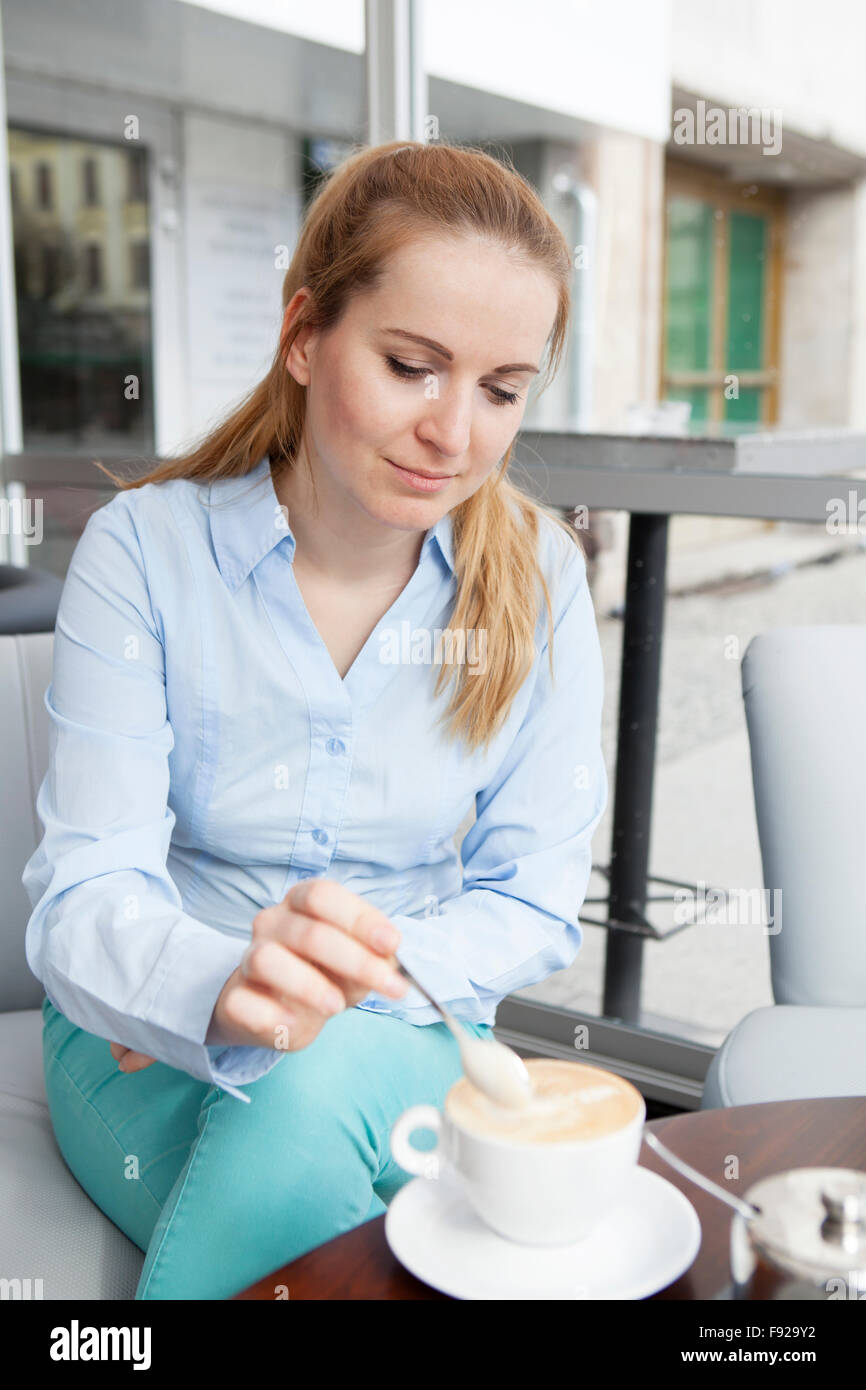 Jeune femme dans un café Banque D'Images