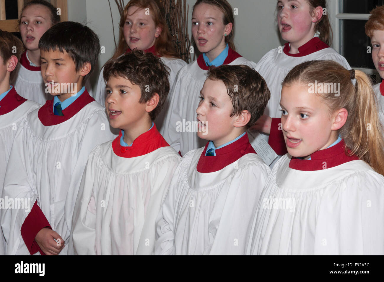 Chorale de l'école des enfants des chants de Noël, Sunninghill rangée, Berkshire, Angleterre, Royaume-Uni Banque D'Images Chorale de l'école des enfants des chants de Noël, Sunninghill rangée, Berkshire, Angleterre, Royaume-Uni Banque D'Images