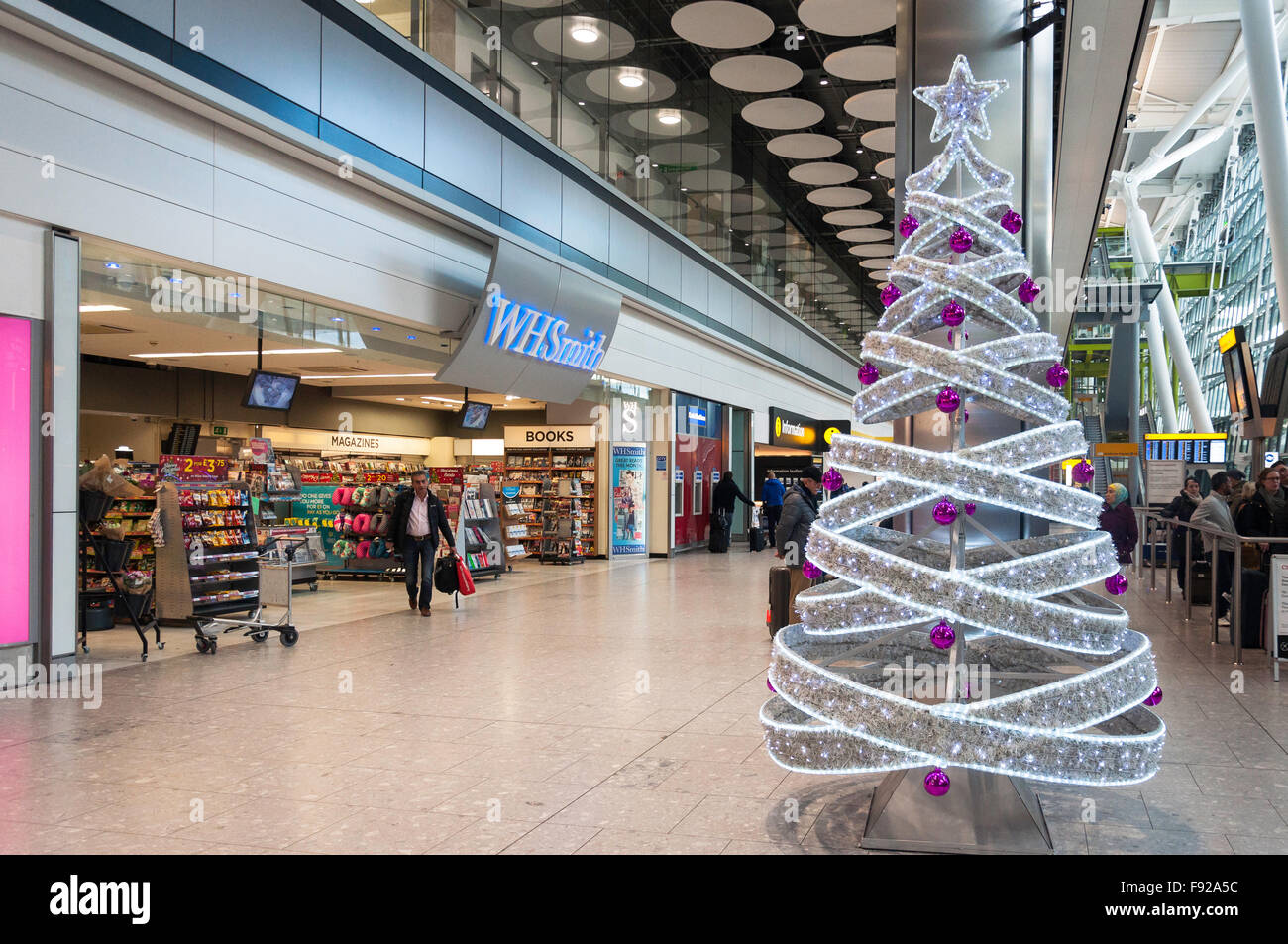 Arbre de Noël au niveau des arrivées, terminal 5, Heathrow Airport. London, Greater London, Angleterre, Royaume-Uni Banque D'Images