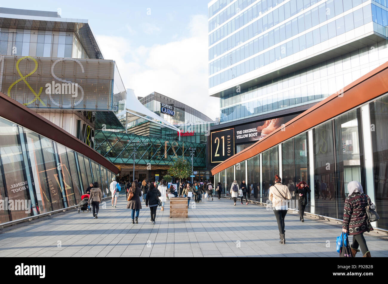 Pont vers le centre commercial de Westfield, Stratford, Newham Borough, Greater London, Angleterre, Royaume-Uni Banque D'Images