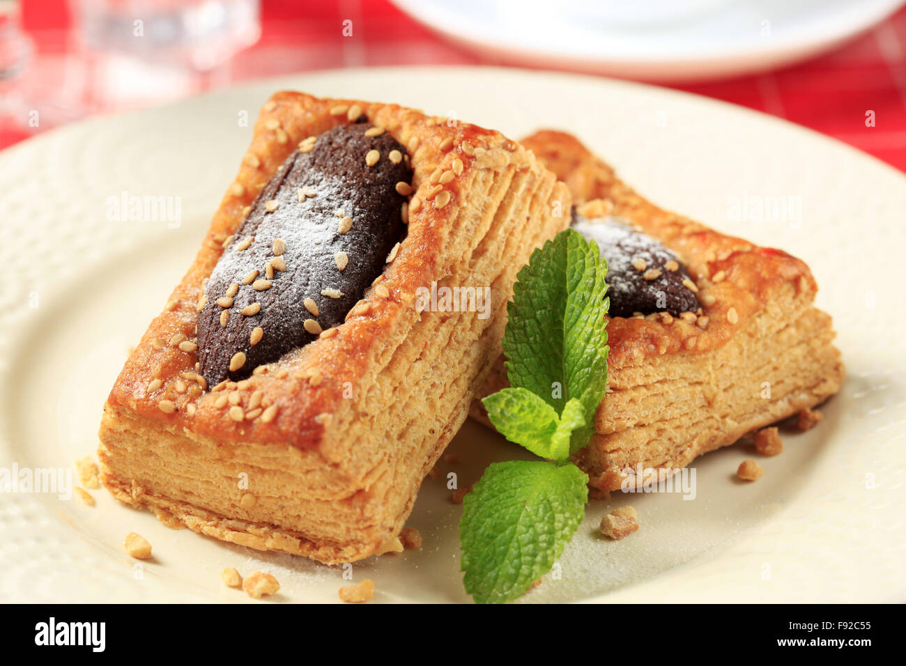 Chocolat noir fourré le vol-au-vents saupoudré de graines de sésame Banque D'Images