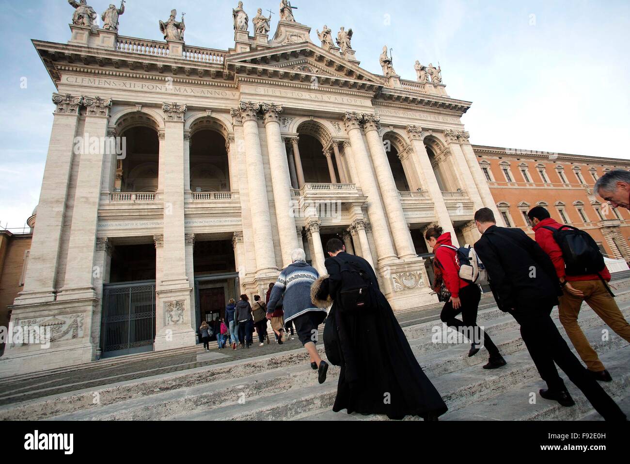 Rome, Italie. 13 Décembre, 2015. Fedeli entrano nella Basilica di San Giovanni fidèles entrant dans la Basilique Roma 13-12-2015 La Basilique di San Giovanni in Laterano. Apertura della Porta Santa. St Jean de Latran, l'ouverture de la deuxième Porte Sainte. Credit : Insidefoto/Alamy Live News Banque D'Images