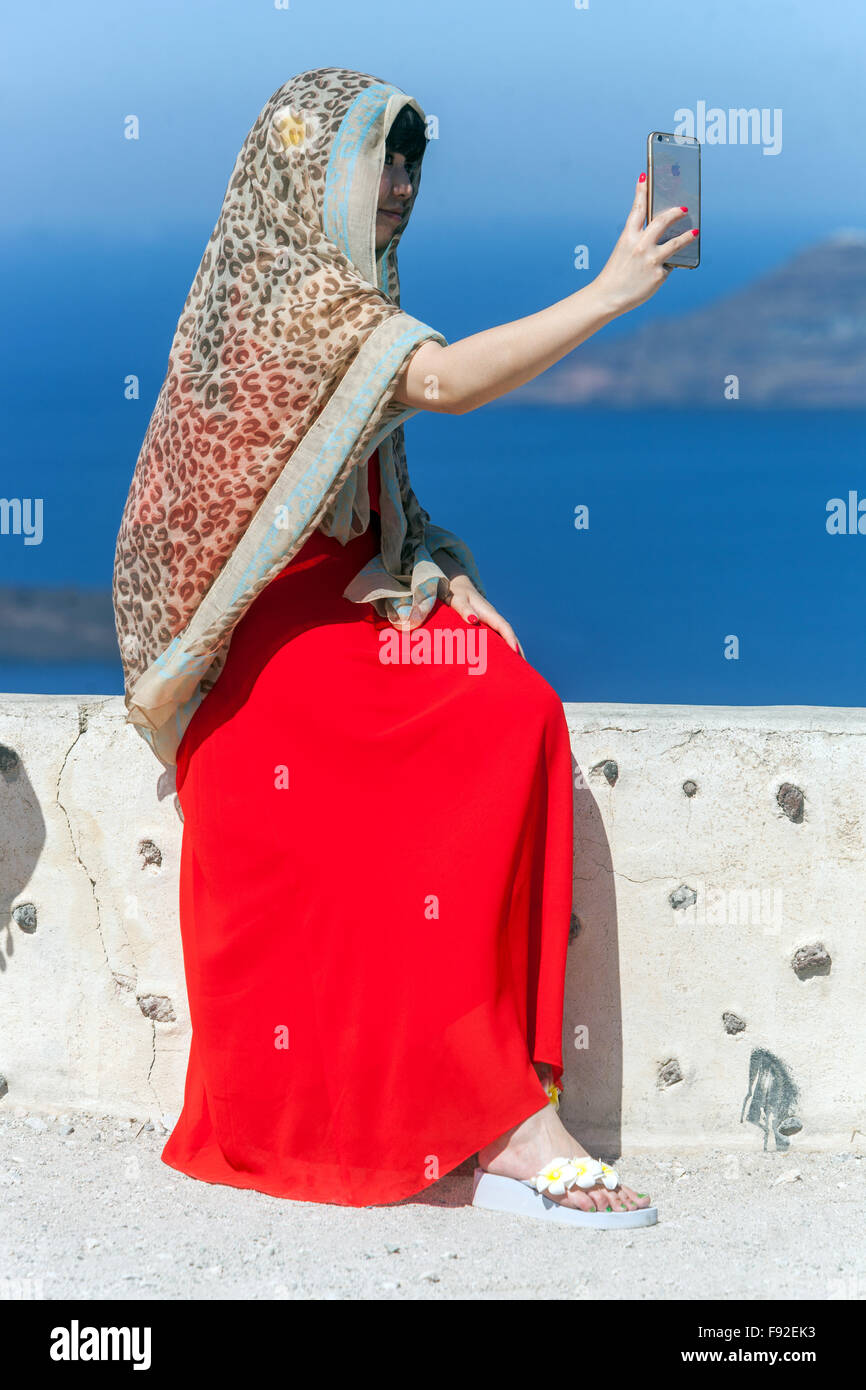Femme prenant selfie au-dessus de la mer Thira Santorini touristique île grecque, Grèce tourisme Banque D'Images