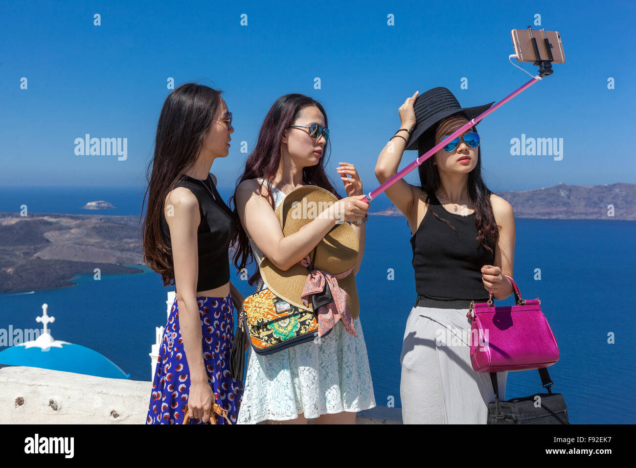 Santorini selfie, trois femmes jeunes touristes asiatiques prenant un selfie sur bâton de téléphone Santorini touristes Grèce Banque D'Images
