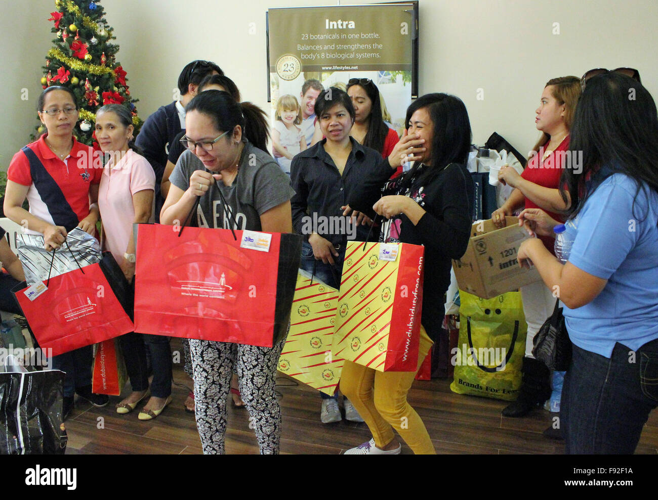Partage et de donner des cadeaux à l'abri de l'instant en difficulté les  Philippins de POLO-OWWA Dubaï de différentes communauté philippine. Un  moment mémorable et réussie fête de Noël Programme de sensibilisation