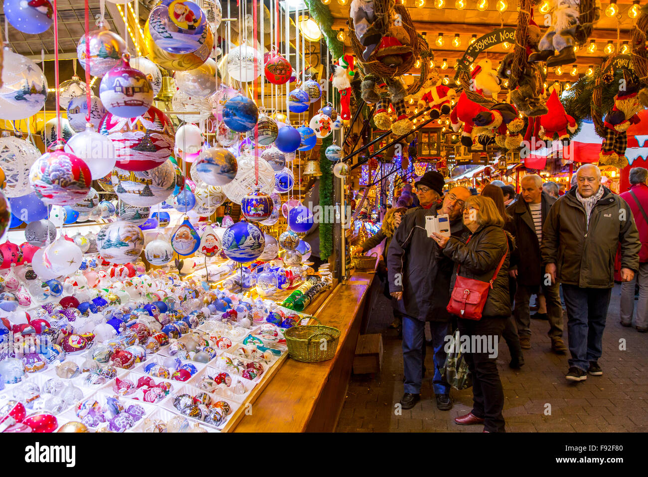 Le temps de Noël à Strasbourg, Alsace, France, illumination de Noël, marché de Noël de la place Broglie, Banque D'Images