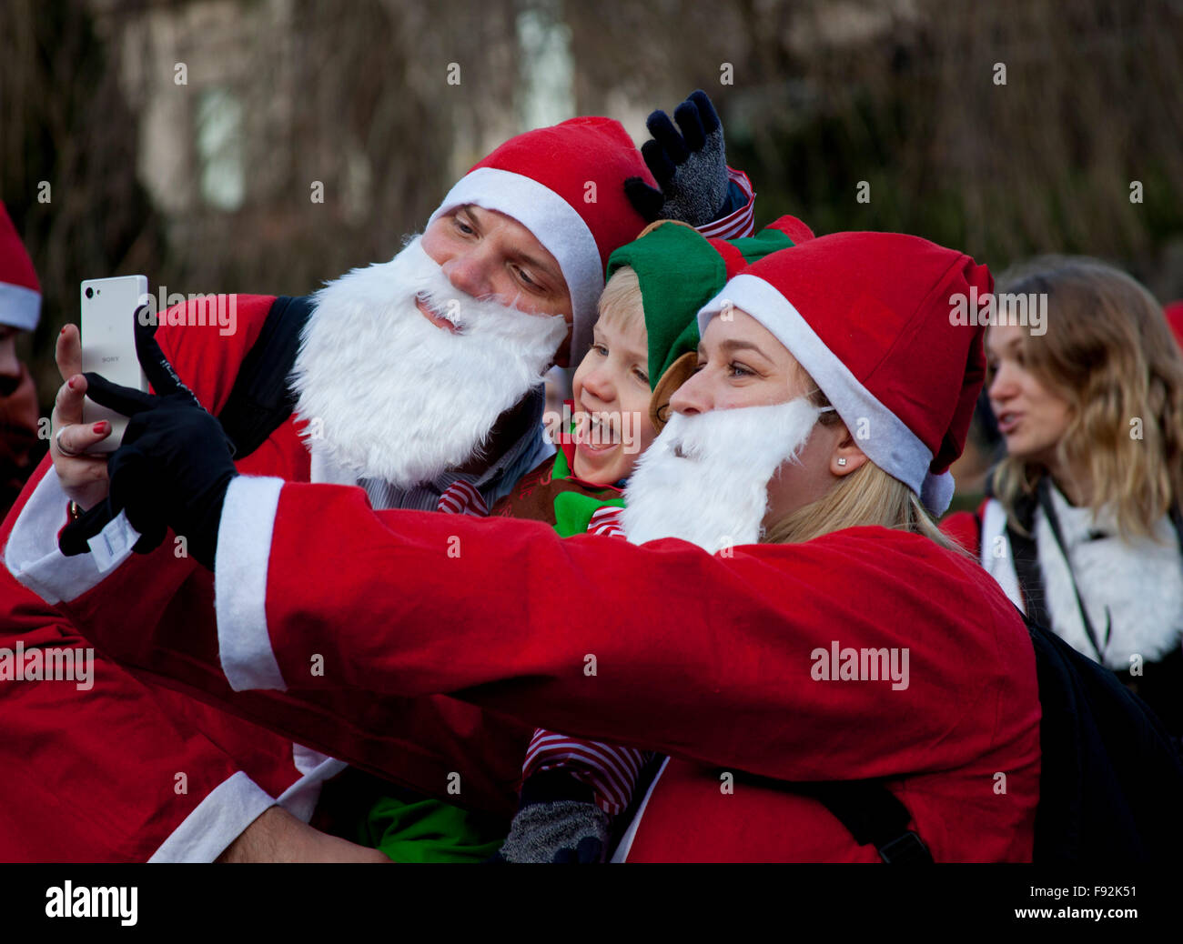 Edinburgh, Royaume-Uni. 13 Décembre, 2015. À l'ouest des Jardins de Princes Street, l'Écosse et du Père Noël Santa's Little Helpers ran marchait et se promenaient autour de West Princes Street Gardens. L'Edinburgh Santa Fun Run & marche recueille des fonds pour le 'quand vous le désirez sur une étoile' charity Banque D'Images