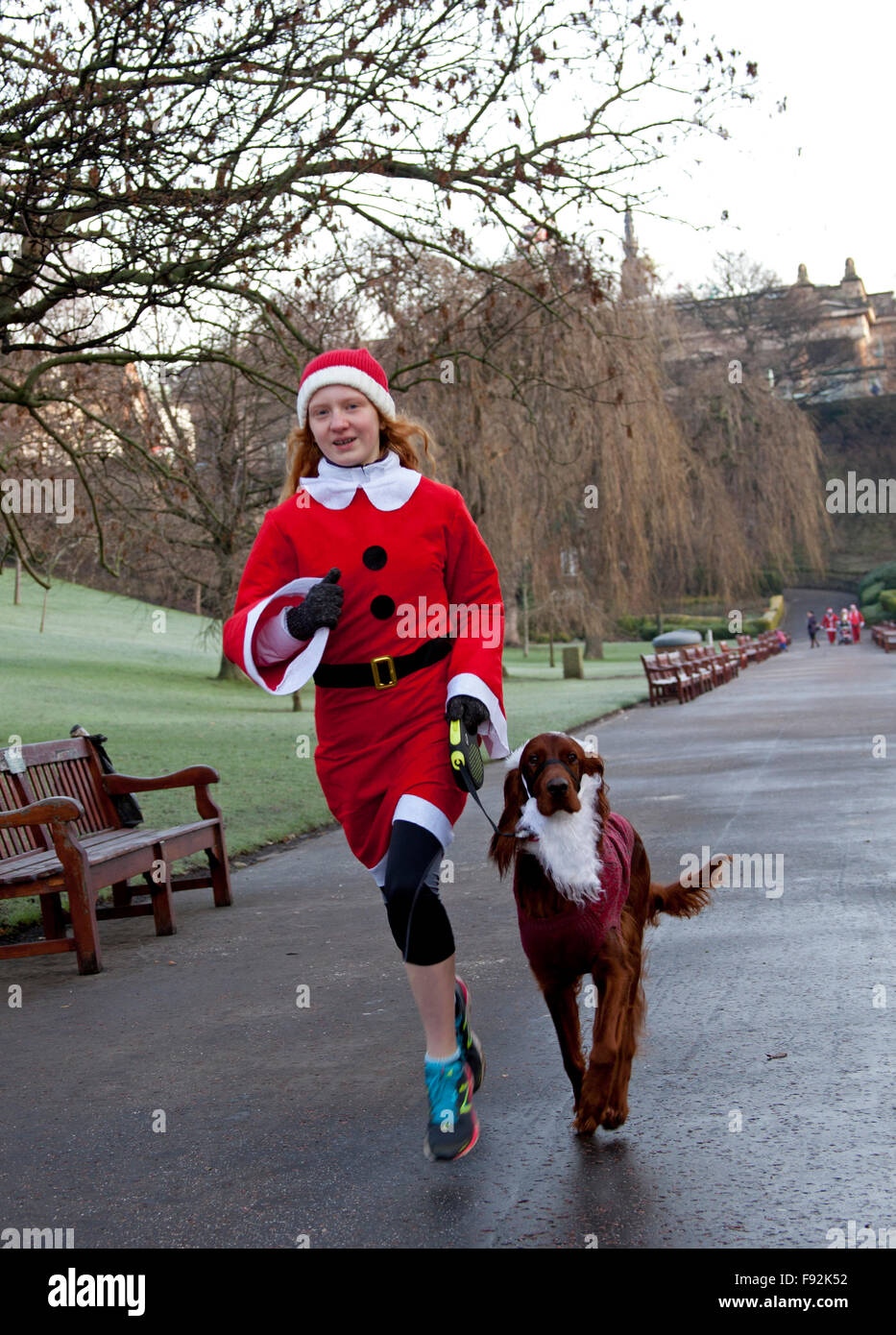 Edinburgh, Royaume-Uni. 13 Décembre, 2015. À l'ouest des Jardins de Princes Street, l'Écosse et du Père Noël Santa's Little Helpers ran marchait et se promenaient autour de West Princes Street Gardens. L'Edinburgh Santa Fun Run & marche recueille des fonds pour le 'quand vous le désirez sur une étoile' charity Banque D'Images