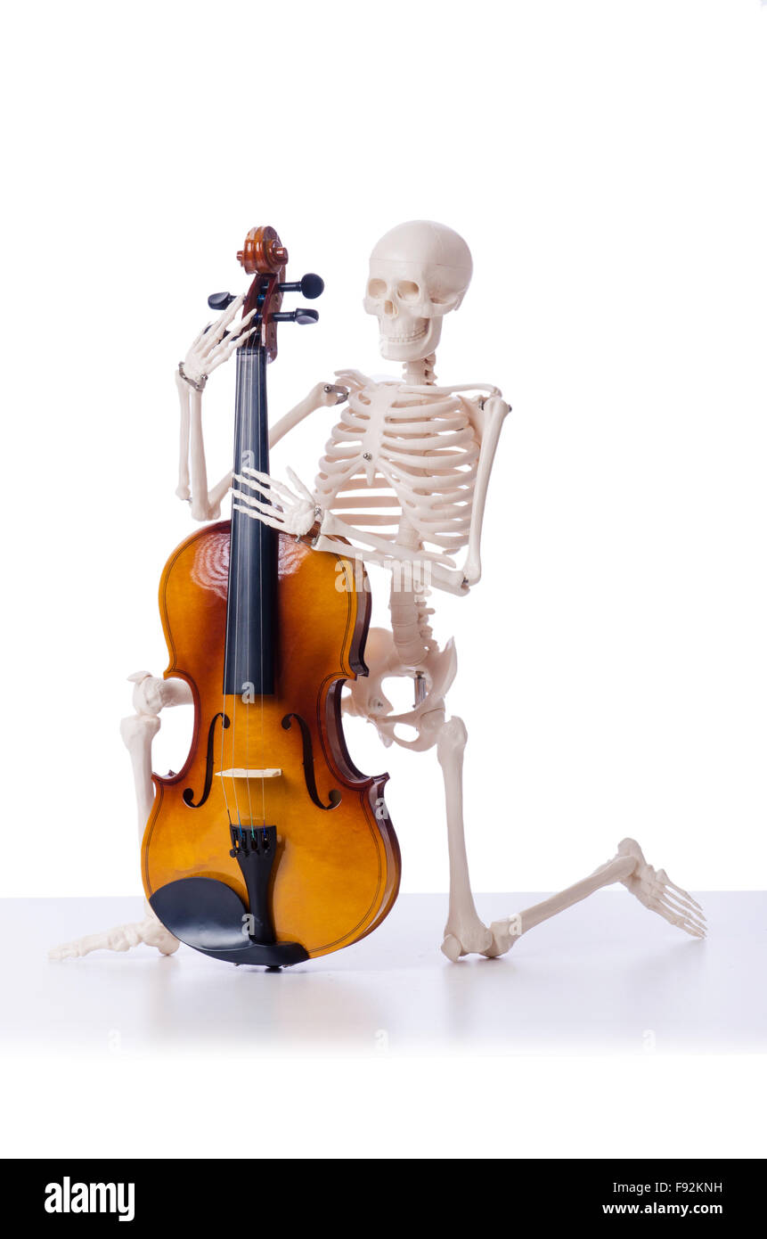 Skeleton playing violin isolé sur le livre blanc Banque D'Images