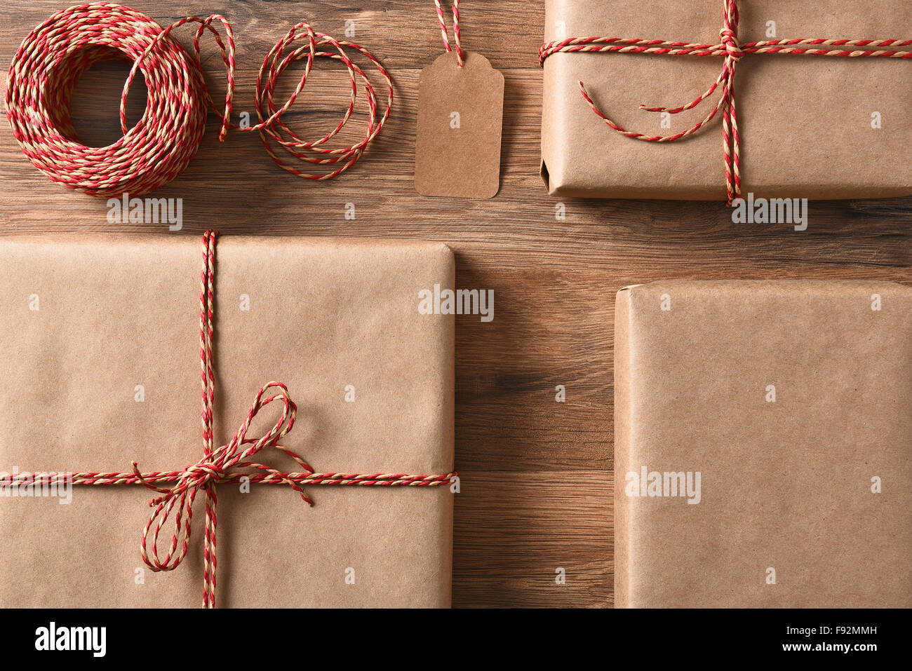 Des cadeaux de Noël emballés avec du papier recyclable et écologique et cordon. High angle libre en format horizontal. Banque D'Images