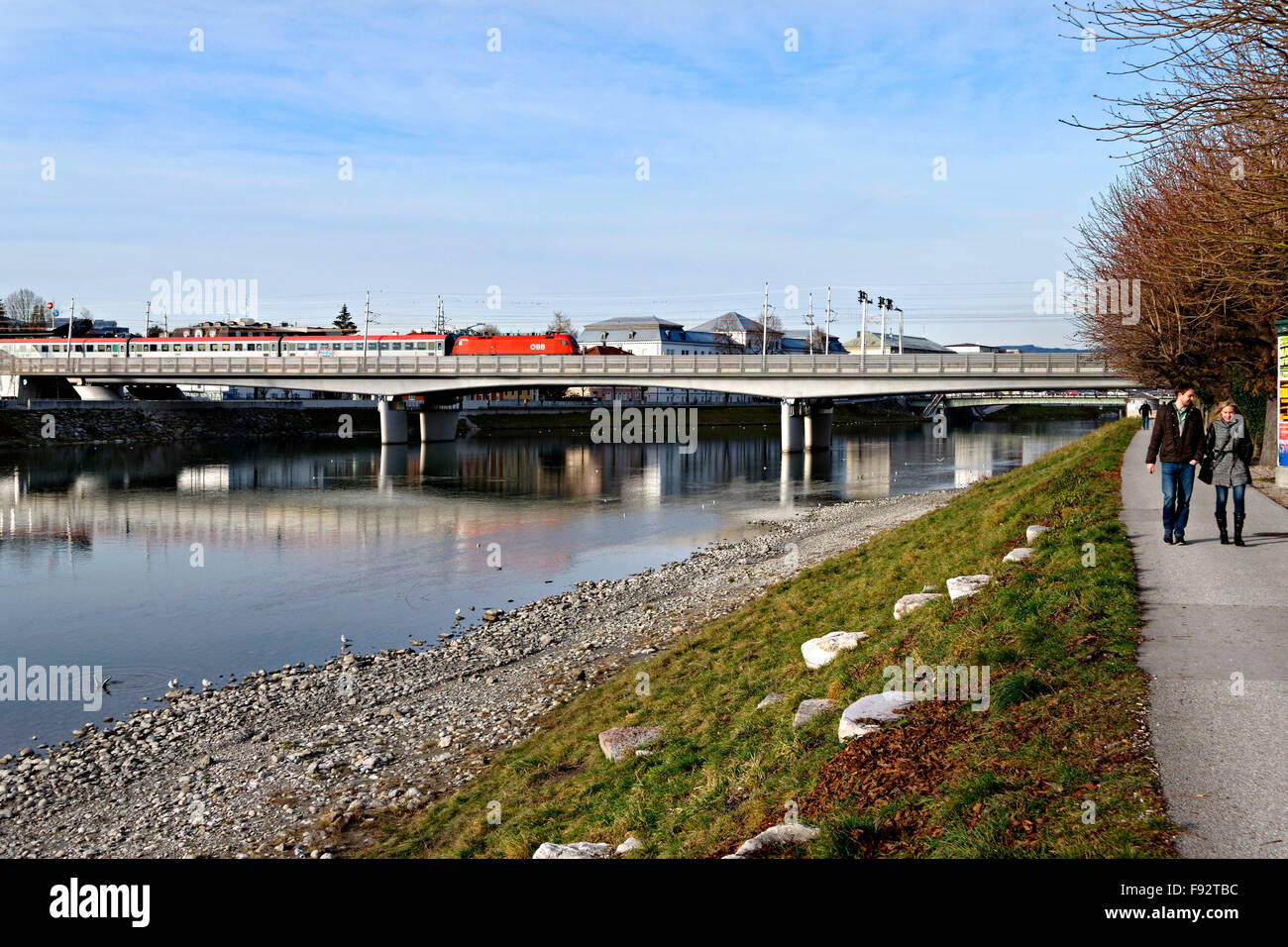 Passage à niveau train pont sur la Salzach, Salzburg, Autriche, Europe. Banque D'Images