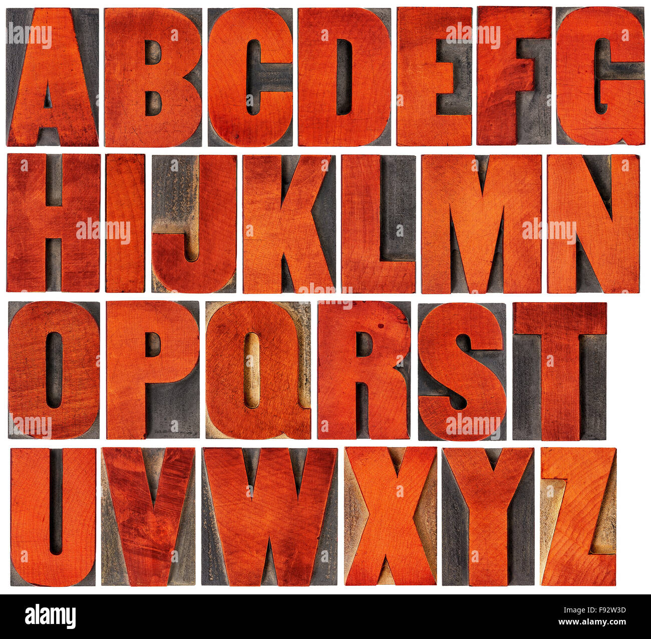 Alphabet complet en français - un collage de bois vintage isolés 26 blocs de la typographie, rayé et taché de rouge Banque D'Images