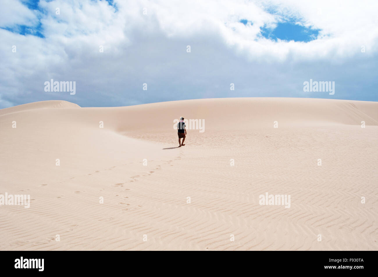 L'île de Socotra, au Yémen, au Moyen-Orient : un guide yéménite marche sur les dunes de sable de plage, Aomak stéréo, zone protégée, 4x4, excursion desert Banque D'Images