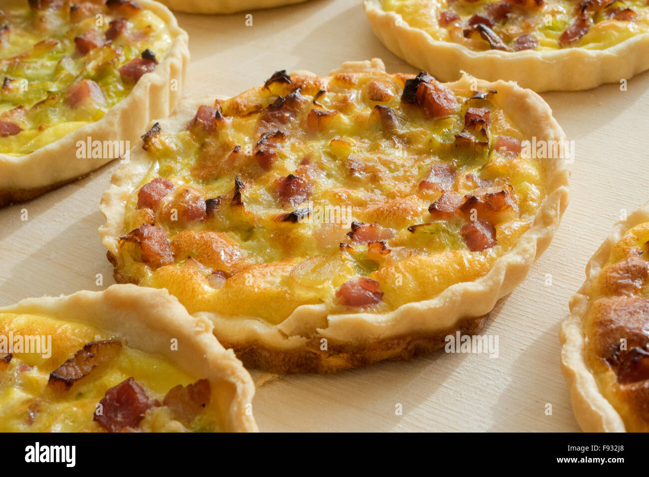 Accueil Français fait peu de quiche lorraine avec base cassée partiellement Banque D'Images