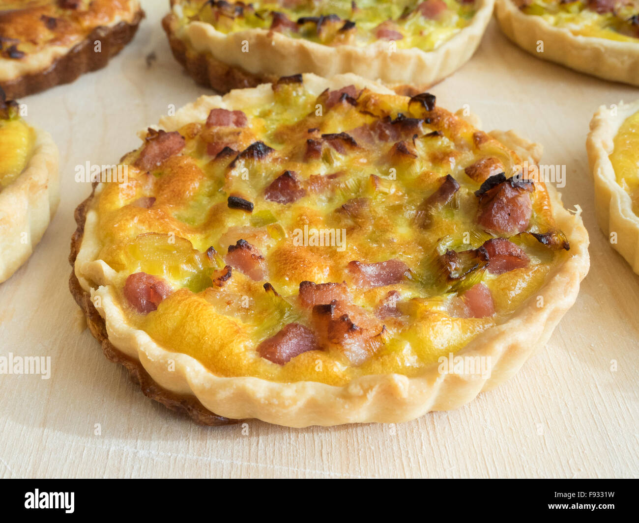 Quiche lorraine faite maison avec du bacon et des œufs Banque D'Images