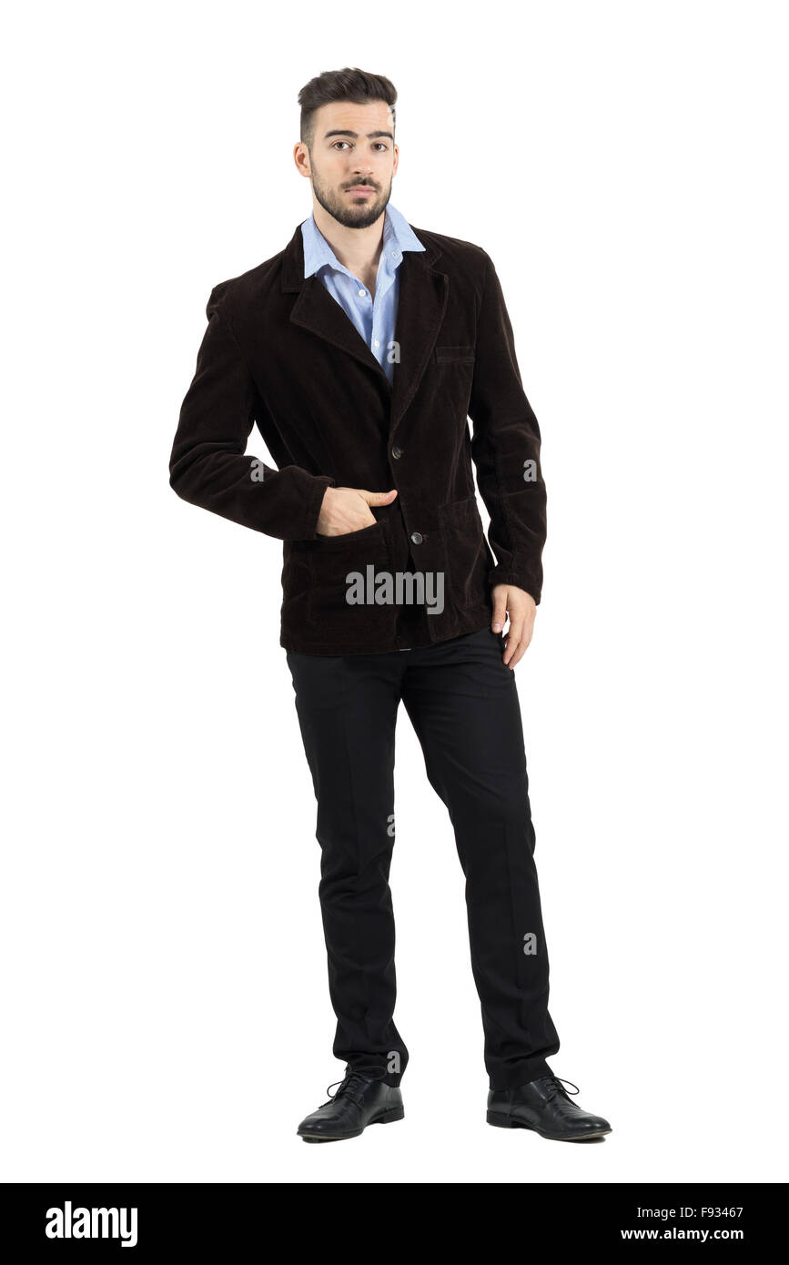 Modèle de mode veste en velours côtelé à la caméra à la main avec en poche. La longueur du corps complet isolé sur fond blanc portrait Banque D'Images