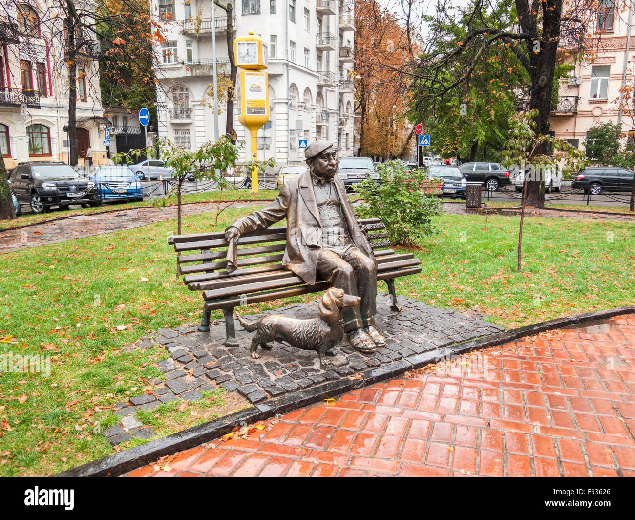Monument à l'acteur célèbre Yakovtchenko Nicholas et son chien, teckel Fan-Fan dans un parc en centre-ville d'Ivana Franka Square, Kiev, Ukraine, par temps humide Banque D'Images