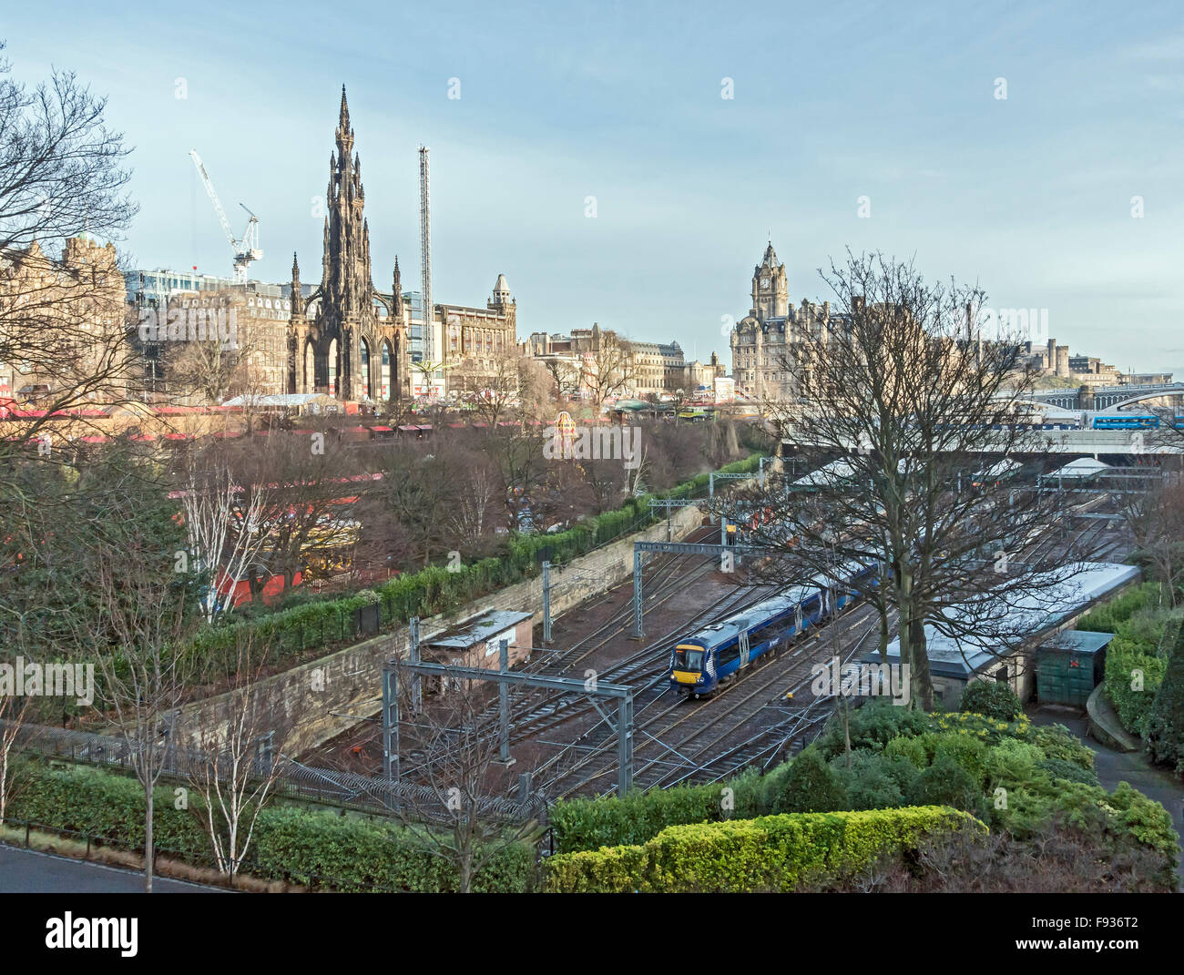 Scotrail Class 170 DMU de quitter la gare de Waverley à Édimbourg en Écosse au cours de la marché de Noël de Princes Street Banque D'Images