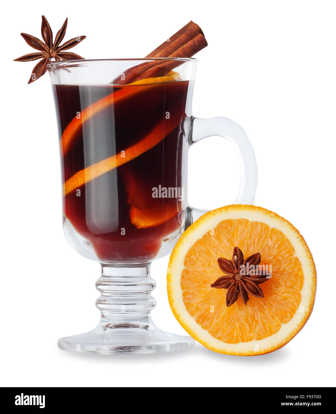 Vin chaud avec des épices dans du verre et orange isolé sur fond blanc Banque D'Images