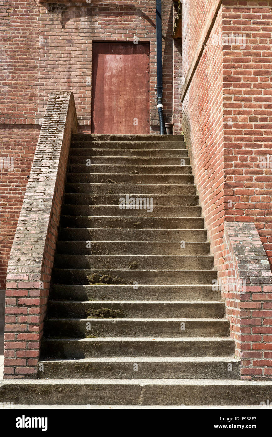 L'escalier menant vers le haut pour le blocage d'une porte. Banque D'Images