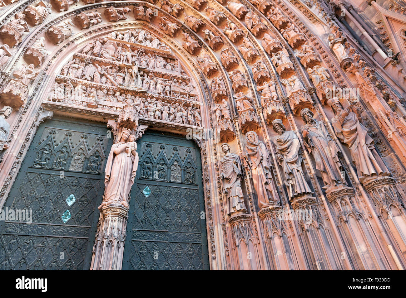 Gros plan du grès sculpté statues autour de la porte, la cathédrale de Strasbourg, Strasbourg France Europe Banque D'Images
