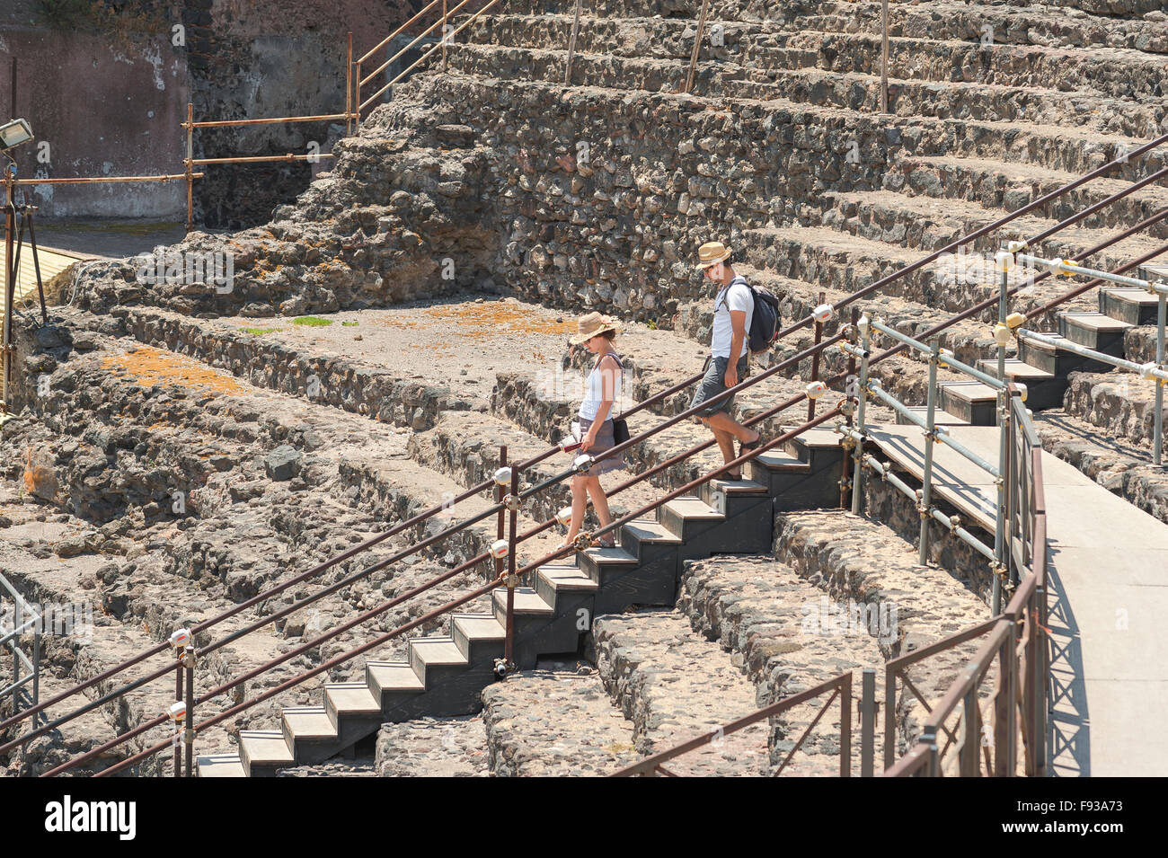 Théâtre romain de Catane, vue en été d'un jeune couple visitant l'ancien théâtre romain de Catane, Sicile, Banque D'Images