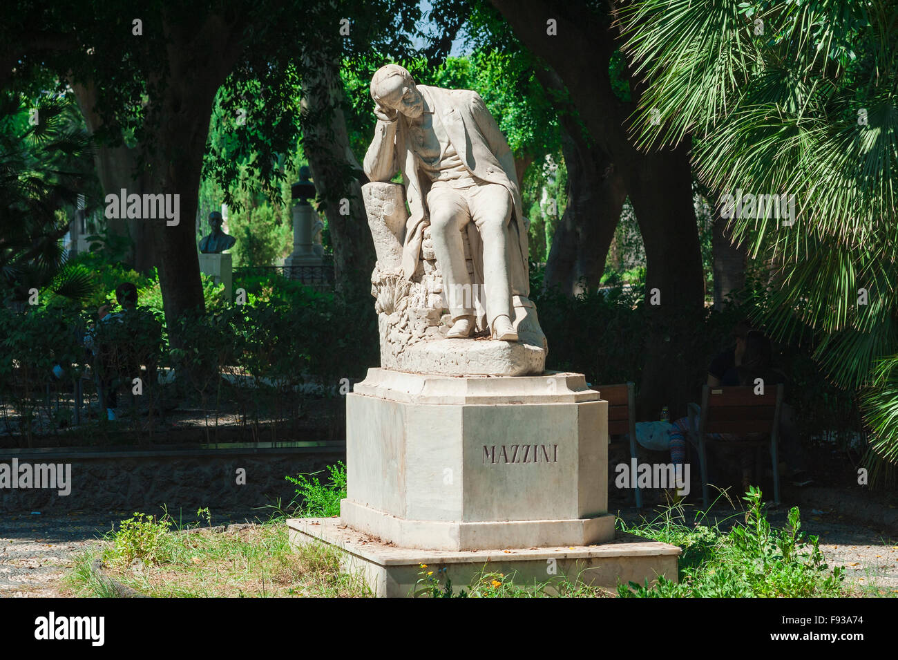 Statue de Mazzini, vue en été de la statue de l'homme politique et journaliste italien Giuseppe Mazzini dans la Villa Bellini, Catane, Sicile, Banque D'Images
