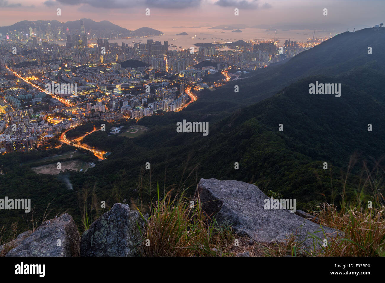 Vue de Kowloon et le Rocher du Lion Country Park à Hong Kong à partir de ci-dessus à partir du Rocher du Lion à Hong Kong, Chine, au crépuscule. Banque D'Images
