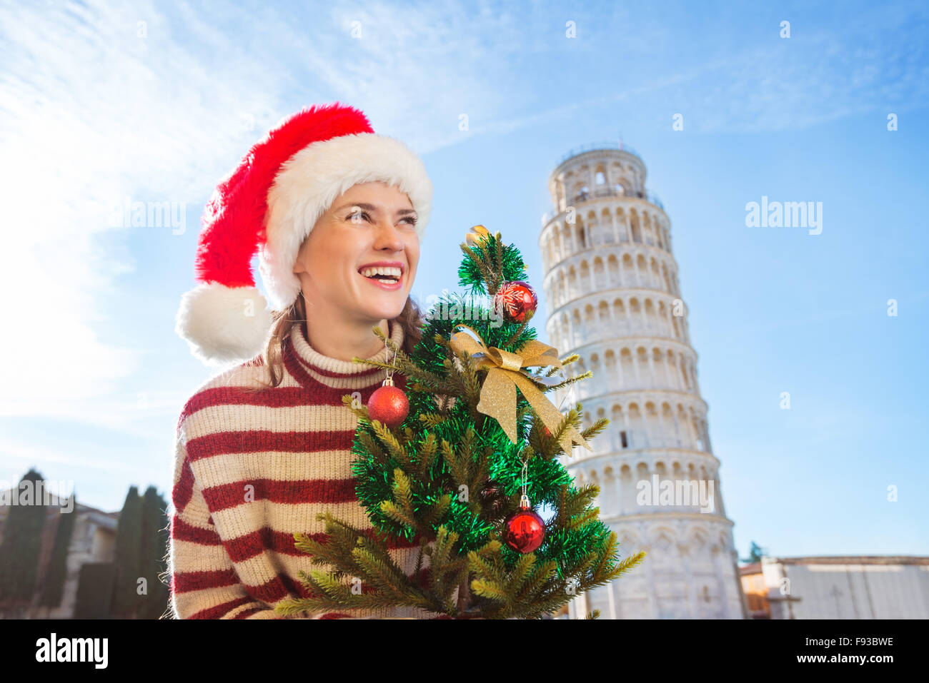 Les jeunes, des démangeaisons de l'énergie et la recherche de l'excitation. Je vais à Noël voyage en Italie. C'est pas sorcier. Woman in Santa Banque D'Images
