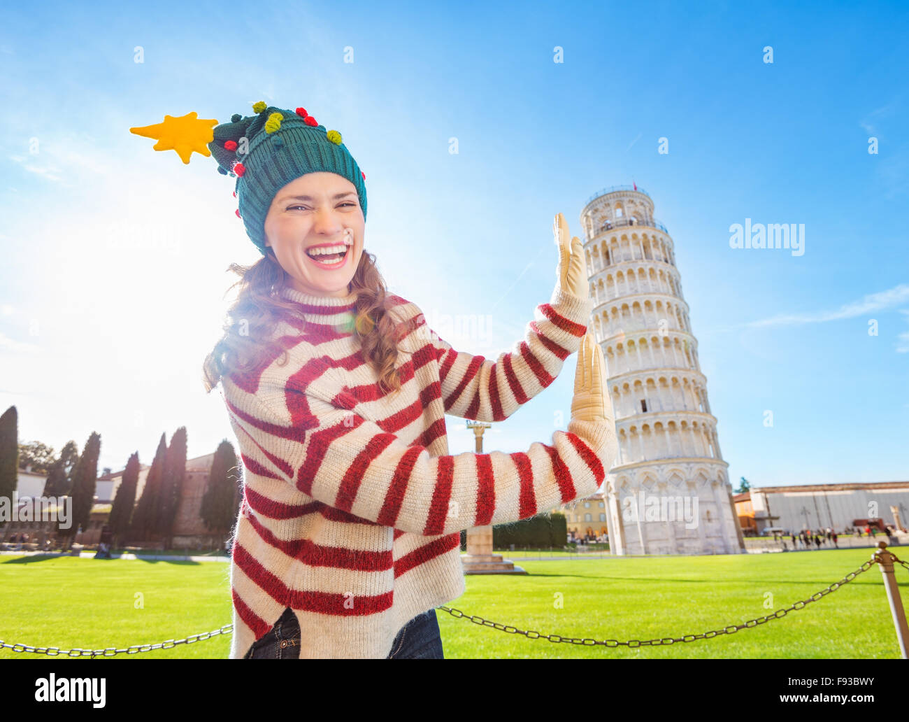 Les jeunes, des démangeaisons de l'énergie et la recherche de l'excitation. Je vais à Noël voyage en Italie. C'est un aucun-brainer. Smiling young Banque D'Images