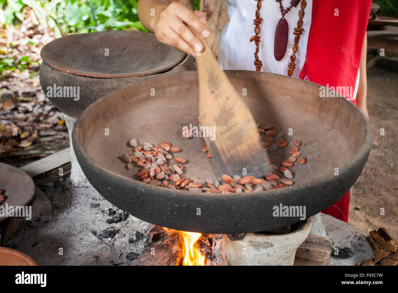 Une femme de la torréfaction des fèves de cacao à l'Hacienda Jésus Maria plantation de cacao près de Comalcalco, Tabasco, Mexique. Banque D'Images