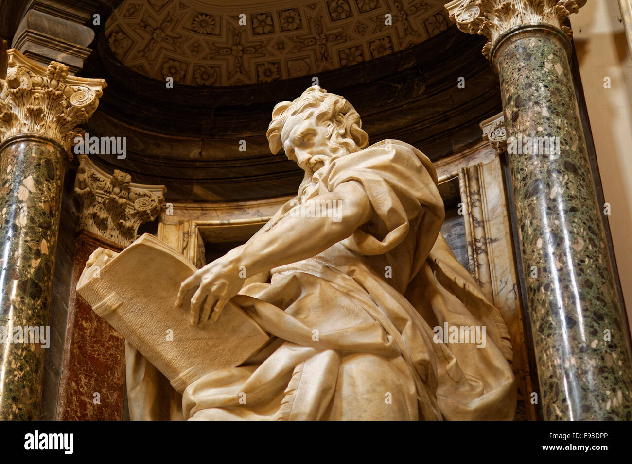 L'un des fabuleux et titanic statues at Saint Iovanni di Laterano cathédrale, Rome, Italie Banque D'Images