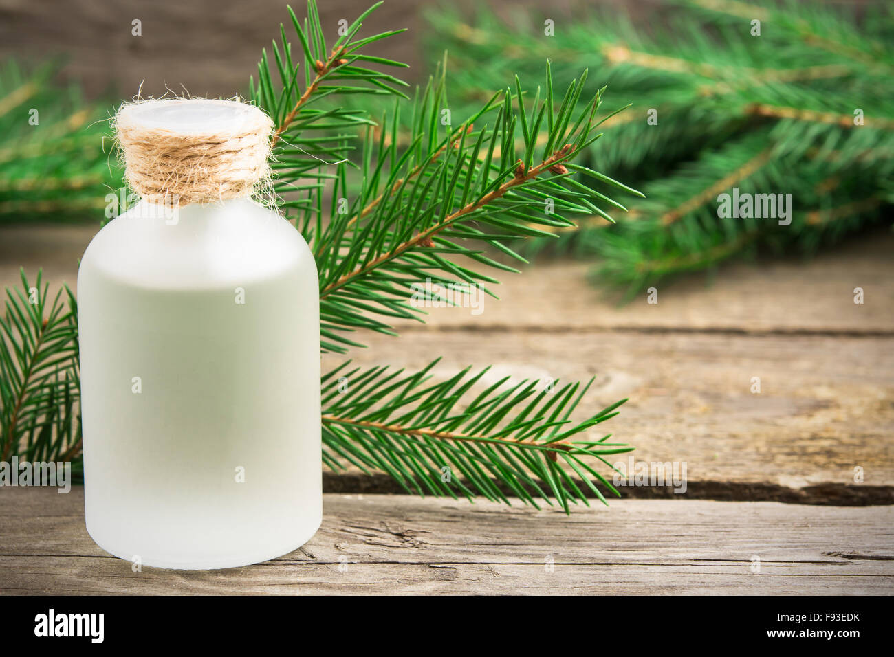 L'huile essentielle d'épinette aromatiques gros plan sur fond de bois Banque D'Images