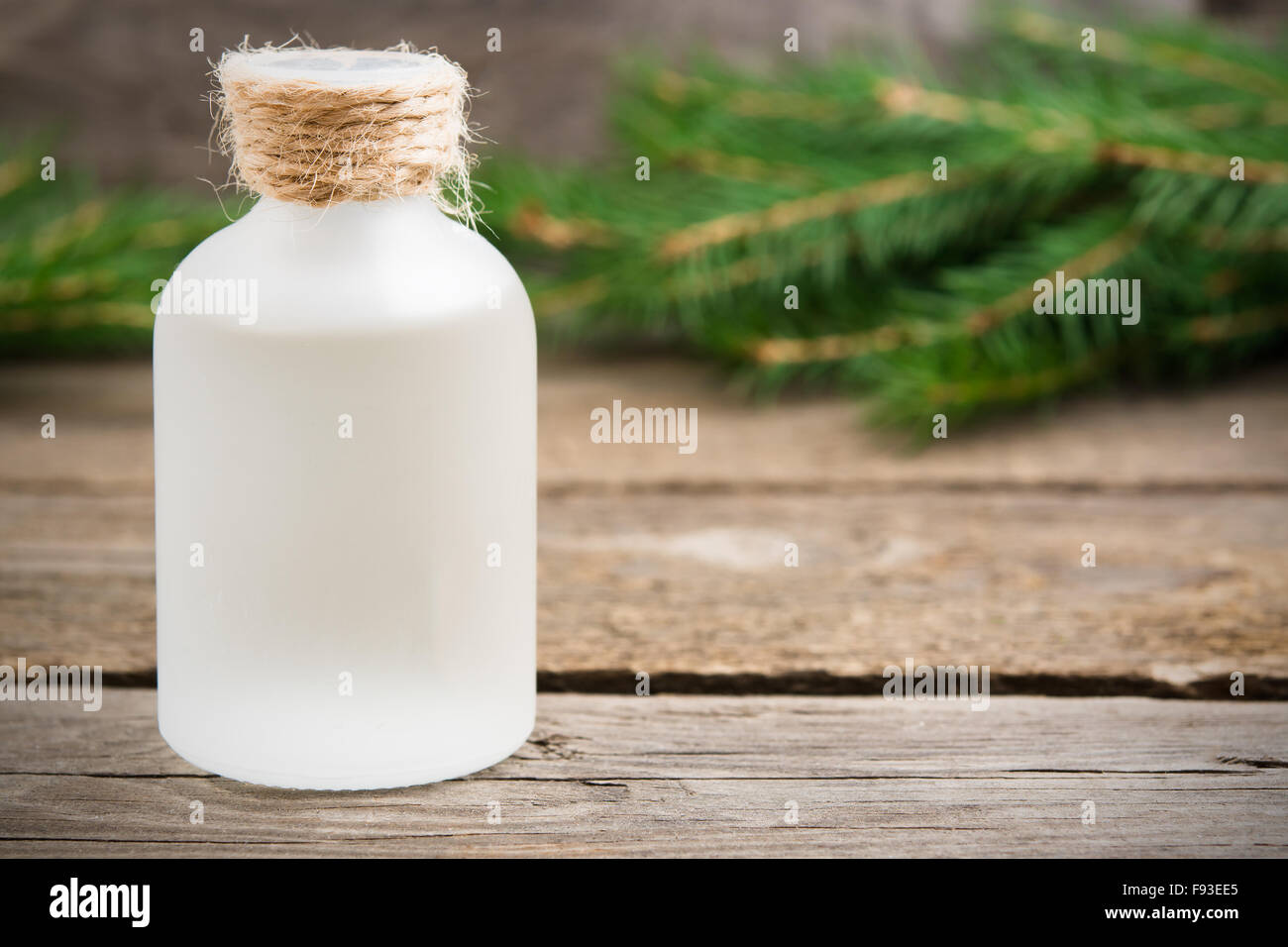 L'huile essentielle d'épinette aromatiques gros plan sur fond de bois Banque D'Images