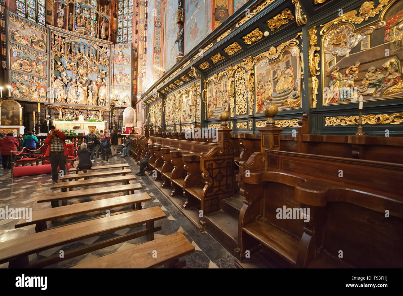 Pologne, Cracovie, Eglise Mariacki - Basilique Sainte Marie de l'intérieur, presbytère avec des stands, maître-autel avec retable de Veit Stoss - Banque D'Images