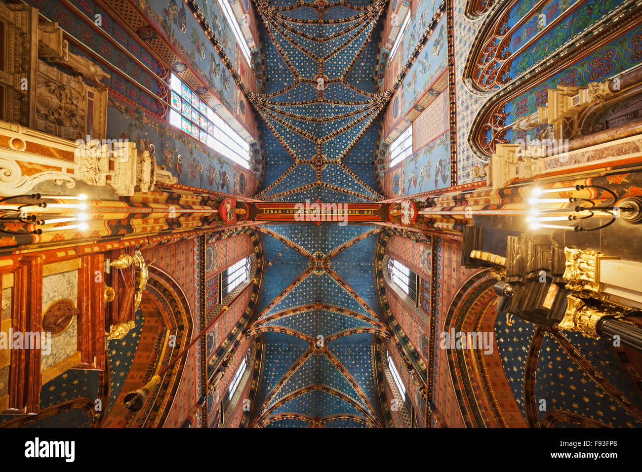 La Pologne, la ville de Cracovie, l'Église Mariacki - Basilique Sainte-Marie intérieur, voûte croisée toit nervuré peintes comme ciel avec étoile Banque D'Images