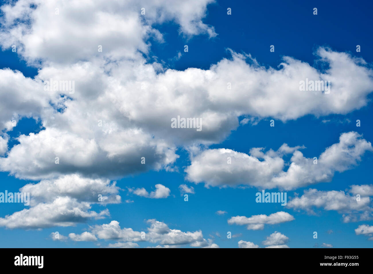 Les Cumulus de beau temps ciel bleu Banque D'Images