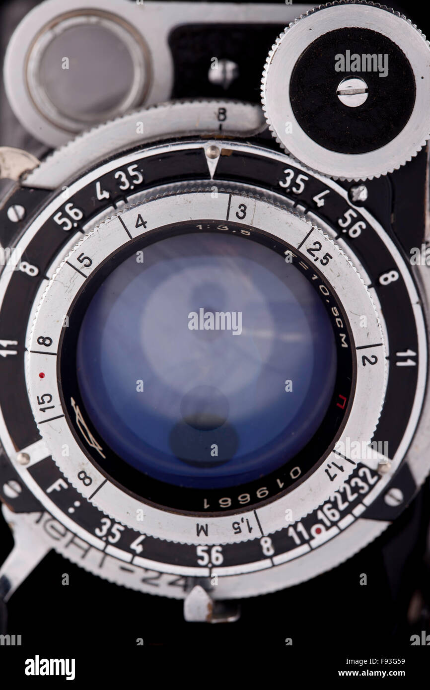 L'ancien vintage camera lens vous regarde, gros plan Banque D'Images