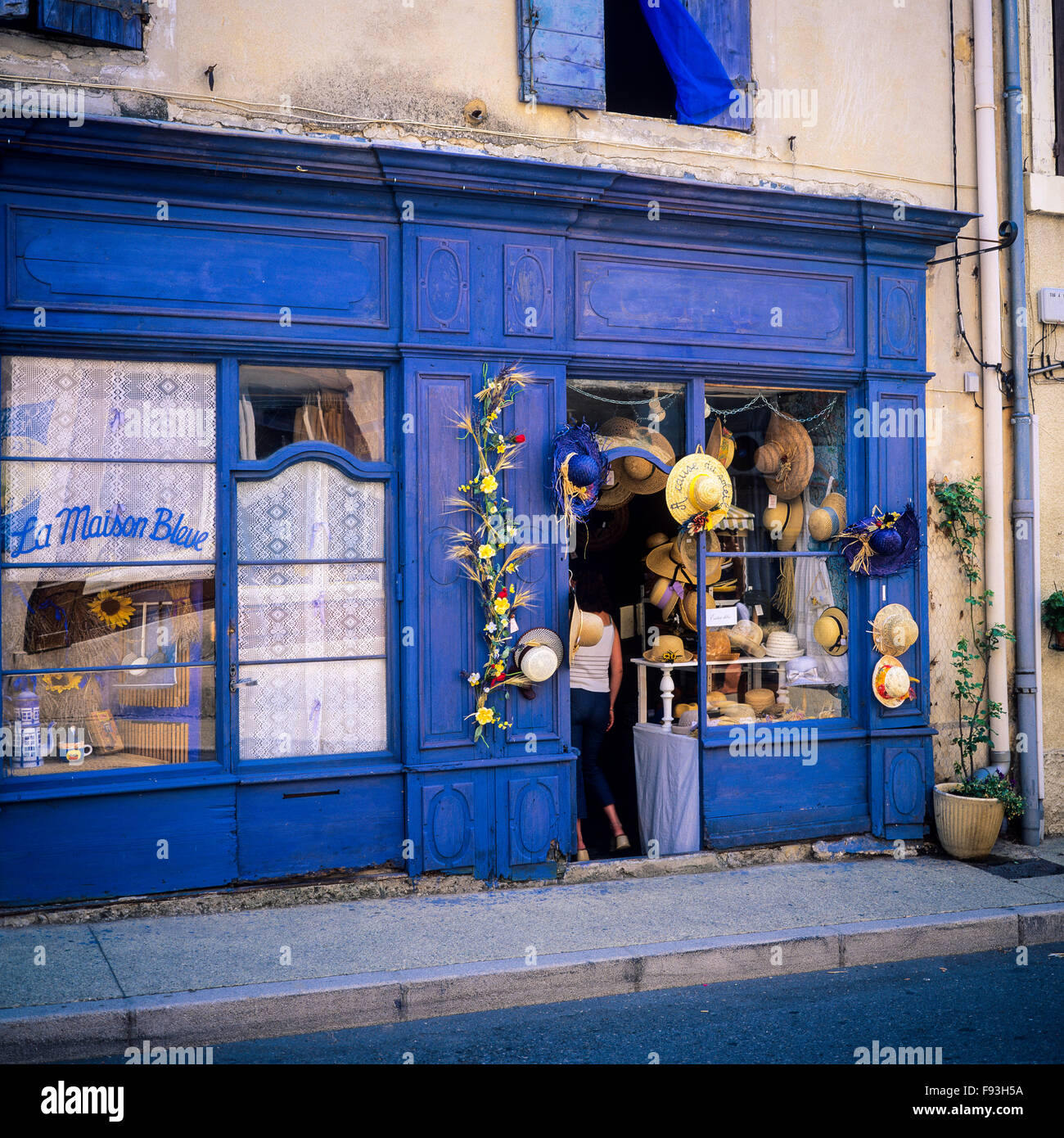 La Maison Bleue', la Maison Bleue, le soleil et des chapeaux de paille  boutique, Sault, Vaucluse, Provence, France, Europe Photo Stock - Alamy