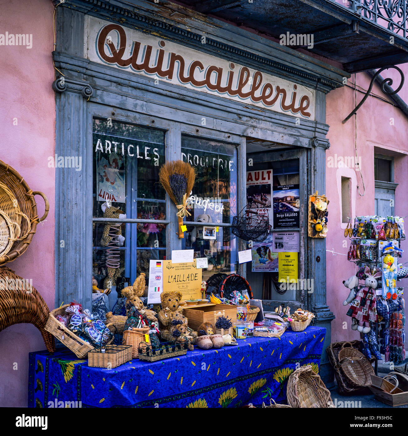 Boutique de souvenirs, 'Quincaillerie' magasin de matériel ancien, Sault,  Vaucluse, Provence, France, Europe Photo Stock - Alamy