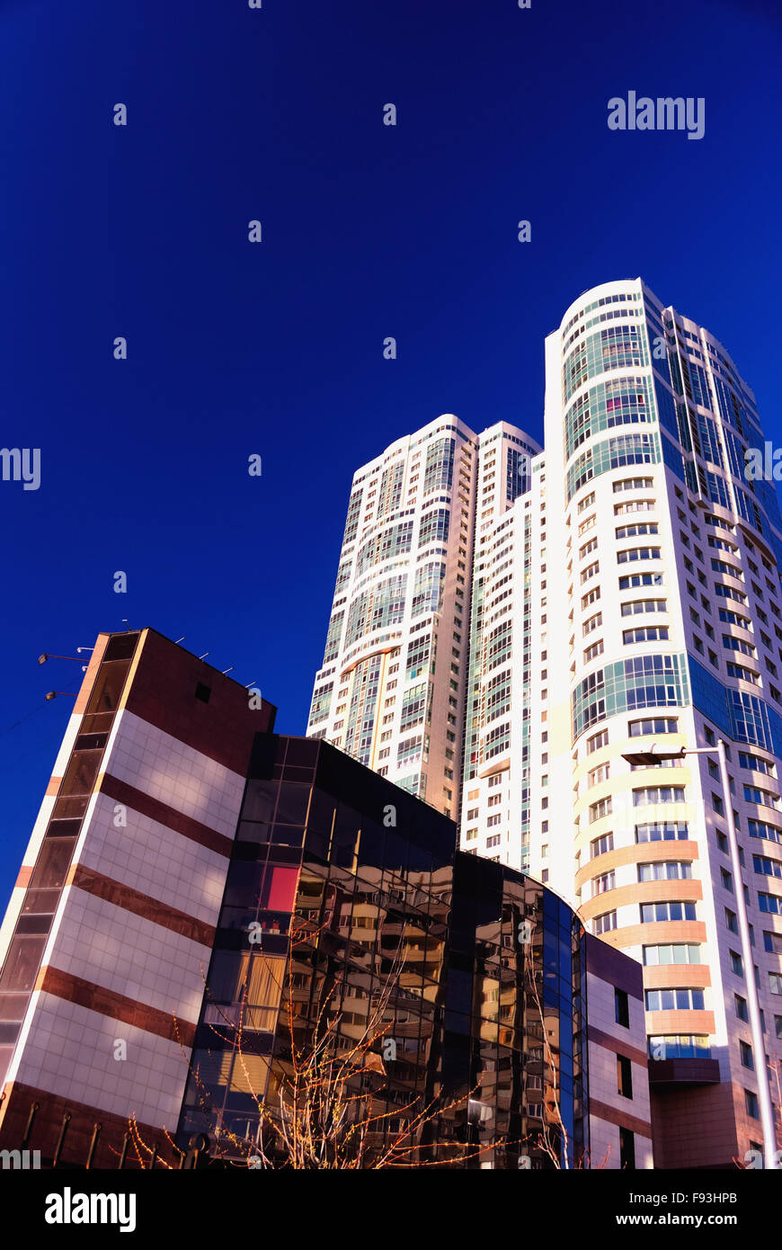 Hi-tech moderne bâtiment urbain avec ciel bleu clair à l'arrière-plan Banque D'Images